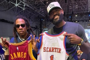 跨界互动🤩詹姆斯与Jay-Z纽约参加狂欢节 两人互换签名球衣😎