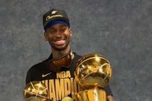 嘴角压不住了！亚历山大手捧总冠军奖杯+FMVP奖杯拍摄定妆照