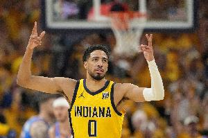 心系球队❤️现场记者：哈利伯顿仍在更衣室里关注着比赛情况