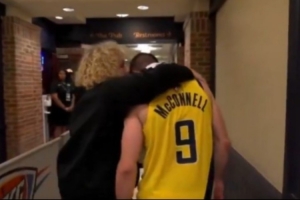 😭麦康纳赛后在母亲怀里哭泣 后者：你们别拍了别拍了