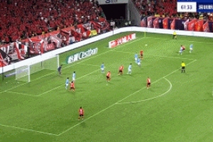 蓉城禁区内制造混乱，罗慕洛破门完成传射，蓉城3-0领先新鹏城