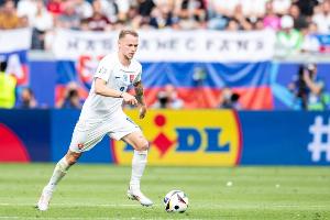 记者：达曼协作有意免签维罗纳中场杜达，给球员24小时做决定