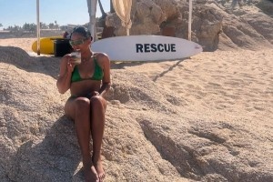 库嫂阿耶莎晒比基尼照：自1990年来首次和我的好朋友一起冒险