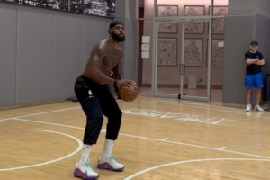 打磨射术🎯训练师晒詹姆斯今日训练：转身跳投🏀金鸡独立三分