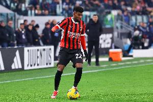 记者：埃默森经纪人现身贝蒂斯，与高层商讨球员可能回归的事宜