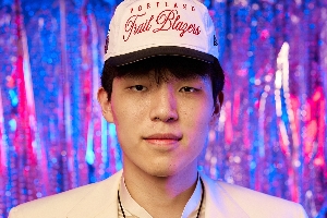 😍一表人才！杨瀚森定妆照出炉📸白色西装让人眼前一亮🤩