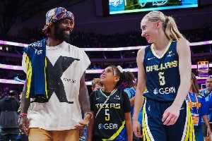 🤩最爱球员来看自己比赛！佩奇赛后与偶像欧文合影&拥抱致意