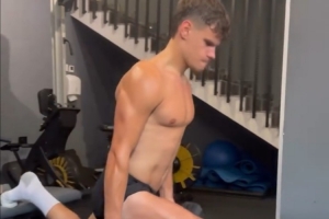 休假也没闲着！红军新援科尔克兹社媒晒健身视频，一身腱子肉