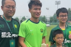 林良铭获北京国安5月最佳球员，俱乐部选出的幸运球迷为他颁奖