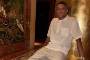 瘦10斤的样子👀姆巴佩晒世俱杯期间照，维尼修斯点赞登贝莱互动