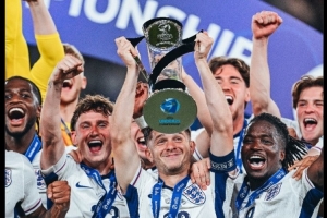 决赛MVP+作为队长捧杯！曼城官方祝贺麦卡蒂随英格兰欧青赛夺冠