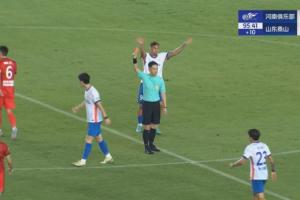 登场2分钟被罚下！彭欣力补时怒喷裁判，吃到直红&泰山少打一人！