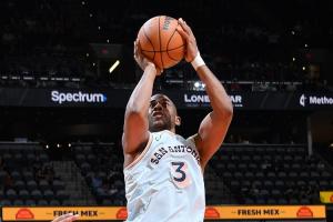 上赛季打满82场！记者：太阳和快船有意保罗 黄蜂想给三球找替补