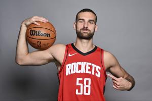 9场场均4.8分钟1.6分~队记：火箭裁掉29岁澳大利亚前锋麦克维