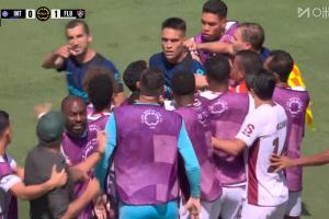 💥国米边线球被弗鲁米嫩塞教练踢走，两队场边爆发冲突