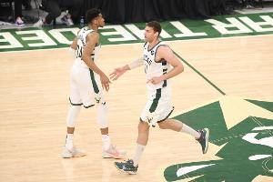 球迷称雄鹿应退役大洛球衣 字母哥转发：1000000%的