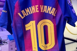 个人定制！已有球迷拿到印有亚马尔名字的巴萨10号球衣