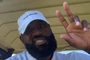 笑逐颜开😁詹姆斯自拍打高尔夫度假：重返球场！⛳️