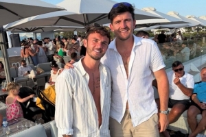 哥俩好！马奎尔社媒晒度假照，和国家队友麦迪逊同框