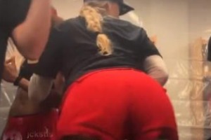 🍑御姐的蜜桃臀！克拉克的“美女保镖”夺冠后大秀抖臀舞😚