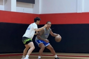 ⛹️‍♂️淡厚然晒与班凯罗单挑的照片：努力提高 向更高处攀登