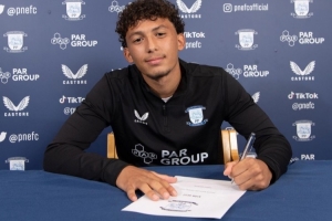 镜报：切尔西签下普雷斯顿解约球员基安-贝斯特，19岁踢左后卫