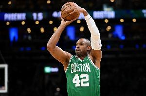 👀下家何处？美媒列霍福德上赛季数据：9.0分6.2板+1.9记三分