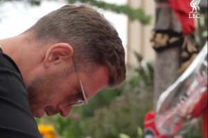 悲痛万分😭利物浦发布前队长亨德森回安菲尔德给若塔献花视频