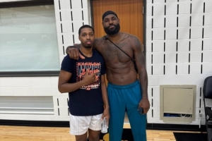 重回故地👑詹姆斯今日现身骑士训练馆 与骑士夏联新秀合影😂