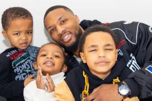 雄鹿不同意回家康复+陪伴孩子？🚨利拉德辟谣：他们批准了