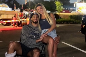 还穿着厚重的保护靴！哈利与女友观看烟花秀 庆祝独立日