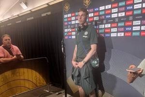 赛后帕尔默与埃斯特旺交换球衣，帕尔默把球衣装包里接受采访