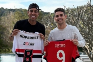 老朋友！海港前锋古斯塔沃和奥斯卡合照，两人互换球衣