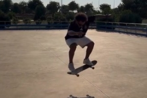 还是那么爱秀😂马塞洛玩滑板炫技，人连同滑板一同跃起