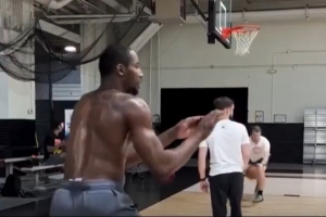 🤔增重了？库明加光着膀子进行三分训练 夏日特训秀健硕肌肉