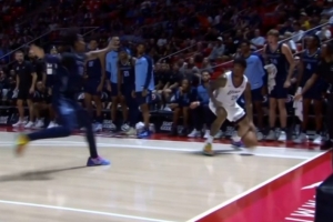 将功补过！比赛最后时刻森萨博出现走步违例 随后抢断夺回球权