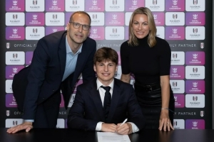 官方：切赫儿子、16岁门将达米安-切赫与富勒姆签下首份职业合同