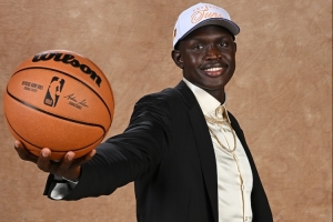 太阳主帅：马卢阿奇体型高大臂展出色 护筐能力非常突出