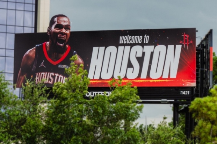 😍火箭官推晒杜兰特巨幅广告牌：他来了！他来了！