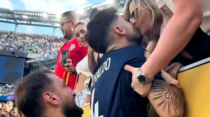 😂多纳鲁马赛后贴心将队友贝拉尔多举上看台，让他可以亲吻女友