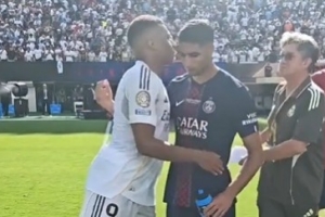 老队友了！姆巴佩赛后和巴黎前队友阿什拉夫、G-拉莫斯等人拥抱