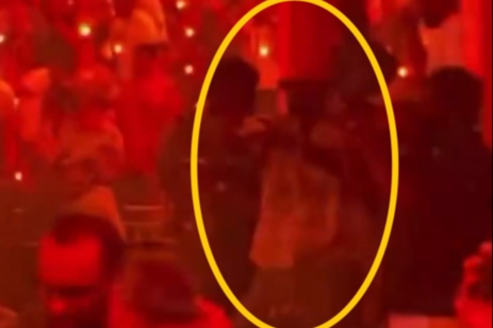 👀丝毫不受影响！詹姆斯现身坏痞兔演唱会手持饮品激情热舞🕺