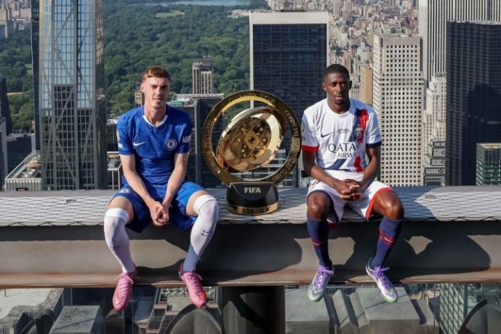 都不敢碰😂帕尔默登贝莱拍决赛宣传片，被架上半空&不敢碰奖杯