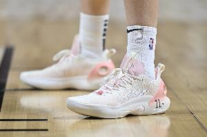 队记晒杨瀚森战靴：16代表顺位 但11是什么？网友：致敬姚？🤣