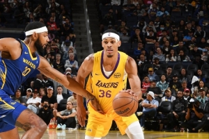 湖人夏联主帅：贝兹利是个令人惊叹的防守者 他能防守所有位置