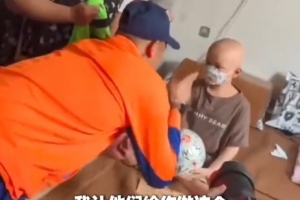 韩鹏、王大雷看望患癌小球迷，一同约定庆祝动作