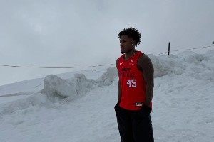 我是谁我在哪？热火官方把米切尔的旅游照玩坏了！