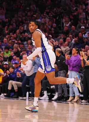 效率很高！艾萨克-琼斯26分钟11投8中 贡献17分3板