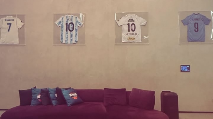 C罗+MSN！内马尔晒球衣收藏：C罗，梅西，内马尔，苏亚雷斯