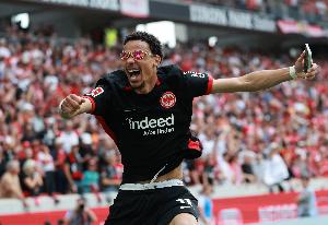 记者：埃基蒂克距离加盟利物浦越来越近，预计法兰克福将很快放行